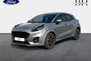 Ford Puma 2024 gris Solar métallisé en vue 3/4 avant droit, avec jantes alliage et calandre noire distinctive.