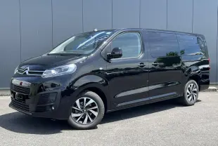 Vue 3/4 avant droit d'un Citroën Spacetourer XL noir perla avec jantes alu et portes latérales vitrées.