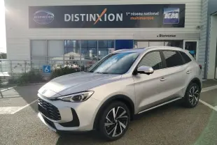 MG Motor ZS 1.5 l Hybrid 2026 en Cosmic Silver, vue 3/4 avant droit avec jantes alliage distinctives.