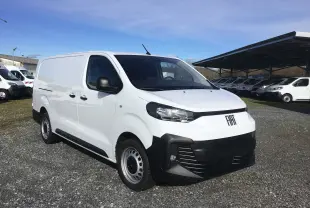 Vue 3/4 avant droite du FIAT Scudo Fourgon blanc 2024 avec pare-chocs noir et jantes acier, stationné sur un sol gravillonné.