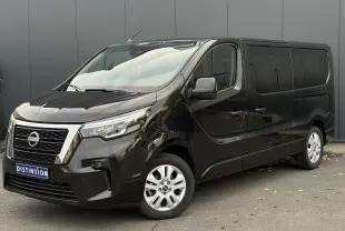 Nissan Primastar Combi noir métal vu en 3/4 avant droit avec hayon arrière vitré et jantes alliage 17 pouces.