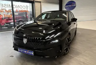 Peugeot 308 noir métallisé vue 3/4 avant droit en intérieur avec calandre noire et jantes alliage bi-ton.