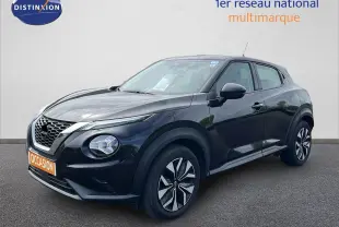 Nissan Juke noir métal en 3/4 avant droit, avec jantes distinctives et calandre en V caractéristique.