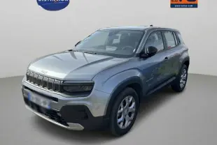 Jeep Avenger gris en 3/4 avant droit, avec calandre noire distinctive et jantes alliage 17 pouces visibles.