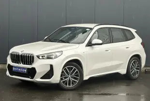 BMW X1 sDrive 20d blanc Mineral vue 3/4 avant droit avec calandre imposante et jantes bicolores 18 pouces.