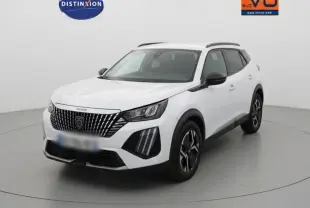 Peugeot 2008 blanc en 3/4 avant droit, avec barres de toit et jantes alliage noires de 17 pouces.