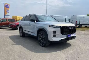 SUV JAECOO J7 argent Moonlight vu en 3/4 avant droit avec calandre verticale noire et jantes modernes.