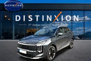 KIA Sportage 1.6 hybride gris eclipse en 3/4 avant droit, avec calandre noire et jantes alu 17 pouces design.