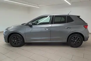 Profil côté gauche d'une Skoda Fabia 2025 gris graphite avec jantes alliage noires et vitres surteintées en intérieur blanc.