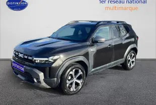 SUV Dacia Duster noir en 3/4 avant droit, avec jantes alu et barres de toit visibles.