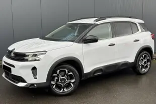 SUV Citroën C5 Aircross blanc Okénite en 3/4 avant droit, avec jantes alliage bi-ton et barres de toit noires.