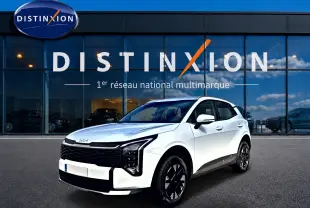 KIA Sportage 1.6 hybride blanc vu en 3/4 avant droit, avec calandre noire et jantes alu noires distinctives.