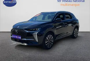 DS7 BlueHDi 130ch Opera noir métal en 3/4 avant droit, avec calandre distinctive et feux LED en forme de griffes.