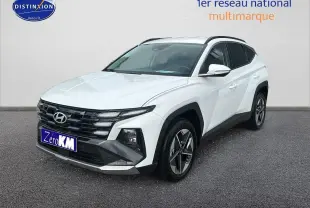 Hyundai Tucson blanc sérénité vu en 3/4 avant droit avec calandre noire et jantes alliage 18 pouces.