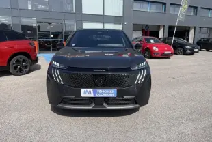 Vue avant du Peugeot 3008 Nouveau gris foncé 2024, avec calandre noire et signature lumineuse en griffes distinctives.