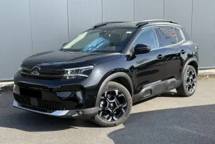 Citroën C5 Aircross 2025 noir Perla en 3/4 avant droit, jantes alliage bi-ton et barres de toit noires brillantes.