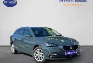 SEAT Leon ST 2.0 TDI 115ch STYLE XL bleu saphir métallisé en 3/4 avant droit, avec jantes argentées et calandre noire.