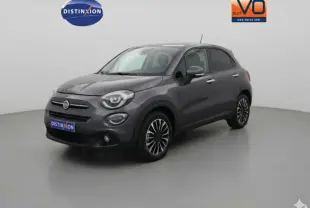 Vue 3/4 avant droit d'une FIAT 500X MY23 gris avec jantes 16 pouces et phares antibrouillard en studio.