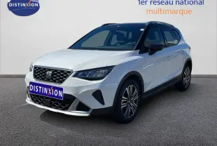 SEAT Arona 2025 blanc magnétique avec toit noir, vue 3/4 avant droit, jantes alliage et calandre distinctive.