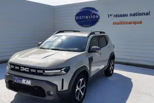 Dacia Duster 1.6 Hybrid 140ch Extreme couleur Sandstone en 3/4 avant droit, avec toit noir et jantes distinctives.