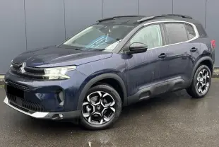 Citroën C5 Aircross Bleu Eclipse en 3/4 avant droit, avec jantes alliage bi-ton et protections Airbump noires.