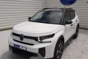 Citroën C3 Aircross hybride blanc banquise toit noir en 3/4 avant droit, avec signature lumineuse LED distinctive.