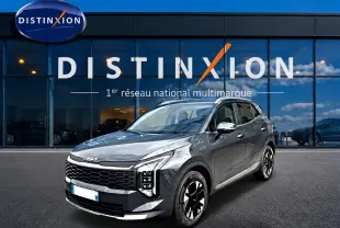 KIA Sportage 1.6 hybride gris eclipse en 3/4 avant droit, avec calandre noire et jantes alu bicolores.
