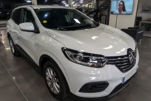 Renault Kadjar blanc Glacier en 3/4 avant droit, avec calandre chromée et phares LED visibles en showroom.