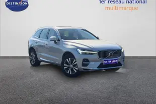 Vue 3/4 avant d'un Volvo XC60 gris métallisé avec calandre chromée et jantes alliage, sur fond neutre.