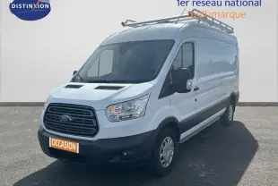Ford Transit Fourgon blanc en 3/4 avant droit avec galerie de toit et vitres surteintées.