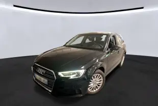 Audi A3 Sportback noir vue 3/4 avant droit avec phares allumés et jantes aluminium 10 branches.