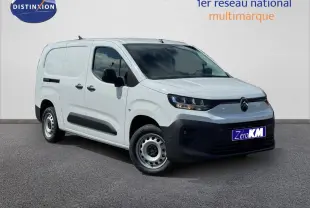 Vue 3/4 avant droite du Citroën Berlingo Fourgon XL blanc Icy avec boucliers noirs et jantes acier.