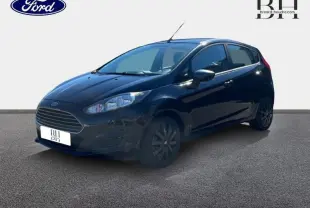 Ford Fiesta noire vue en 3/4 avant droit, mettant en valeur sa calandre distinctive et ses jantes sombres.