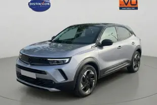 Vue 3/4 avant droite de l’Opel Mokka électrique gris avec jantes alliage 17 pouces et vitres surteintées.