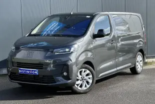 Vue 3/4 avant droite d’un FIAT Scudo Fourgon gris Platinium avec jantes alliage 17 pouces et calandre noire.
