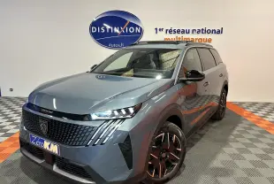 Vue 3/4 avant d’un Peugeot 5008 bleu Ingaro avec jantes noires et toit ouvrant panoramique en intérieur showroom.