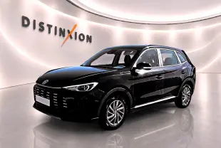 MG Motor ZS 1.5 hybrid noir en 3/4 avant droit, avec jantes alliage et calandre distinctive, en showroom lumineux.