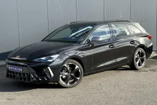 CUPRA Leon ST noir Midnight en 3/4 avant droit, avec jantes alliage 18 pouces et signature lumineuse distinctive.