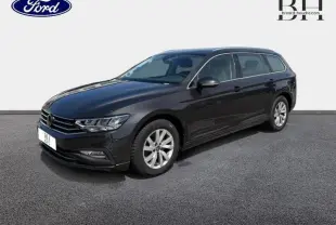 Volkswagen Passat SW gris manganèse métallisé vue 3/4 avant droit avec jantes alu et calandre chromée.