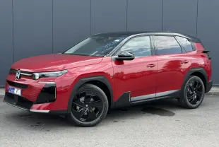 Citroën C5 Aircross 2026 rouge rubis avec toit noir, vue 3/4 avant côté gauche, jantes alliage noires.