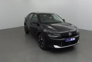 Citroën C4 noir 2025 en 3/4 avant droit, avec calandre moderne et jantes alliage distinctives.