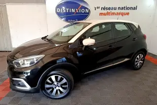 Renault Captur Business TCe 90 noir, vue 3/4 avant droit, avec rétroviseurs blancs et jantes alliage bicolores.