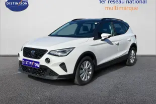 SEAT Arona blanc avec toit gris, vue 3/4 avant droit, mettant en valeur les optiques LED et la calandre noire.