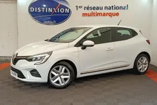 Renault Clio Business blanc vue de profil droit en intérieur, avec jantes alliage et feux LED distinctifs.