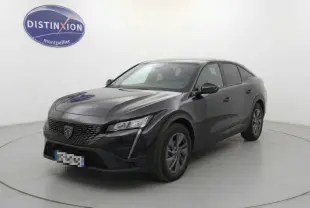 Peugeot 408 Hybrid 145 e-DCS6 Allure noir vue 3/4 avant droit avec calandre distinctive et feux LED fins.