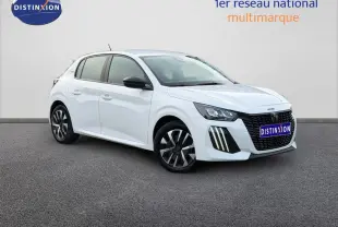 Peugeot 208 blanc Okénite vue 3/4 avant droit avec calandre noire et feux LED distinctifs.
