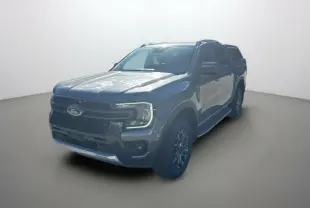 Ford Ranger Wildtrak gris carbone en 3/4 avant droit avec hard-top et jantes alu 18 pouces visibles.
