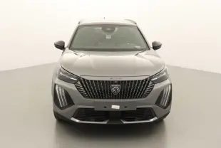 Peugeot 2008 Hybrid gris selenium avec toit noir, vue 3/4 avant mettant en valeur la calandre et les feux LED verticaux.