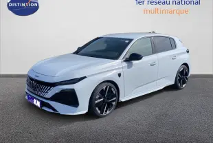 Peugeot 308 Hybrid blanc Okenite métal en vue 3/4 avant droit, avec jantes noires et calandre distinctive.