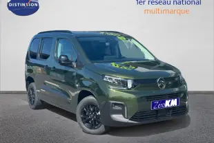 Citroën Berlingo M 1.5 BlueHDi 130ch en Sirkka Green, vue 3/4 avant avec jantes noires et barres de toit.